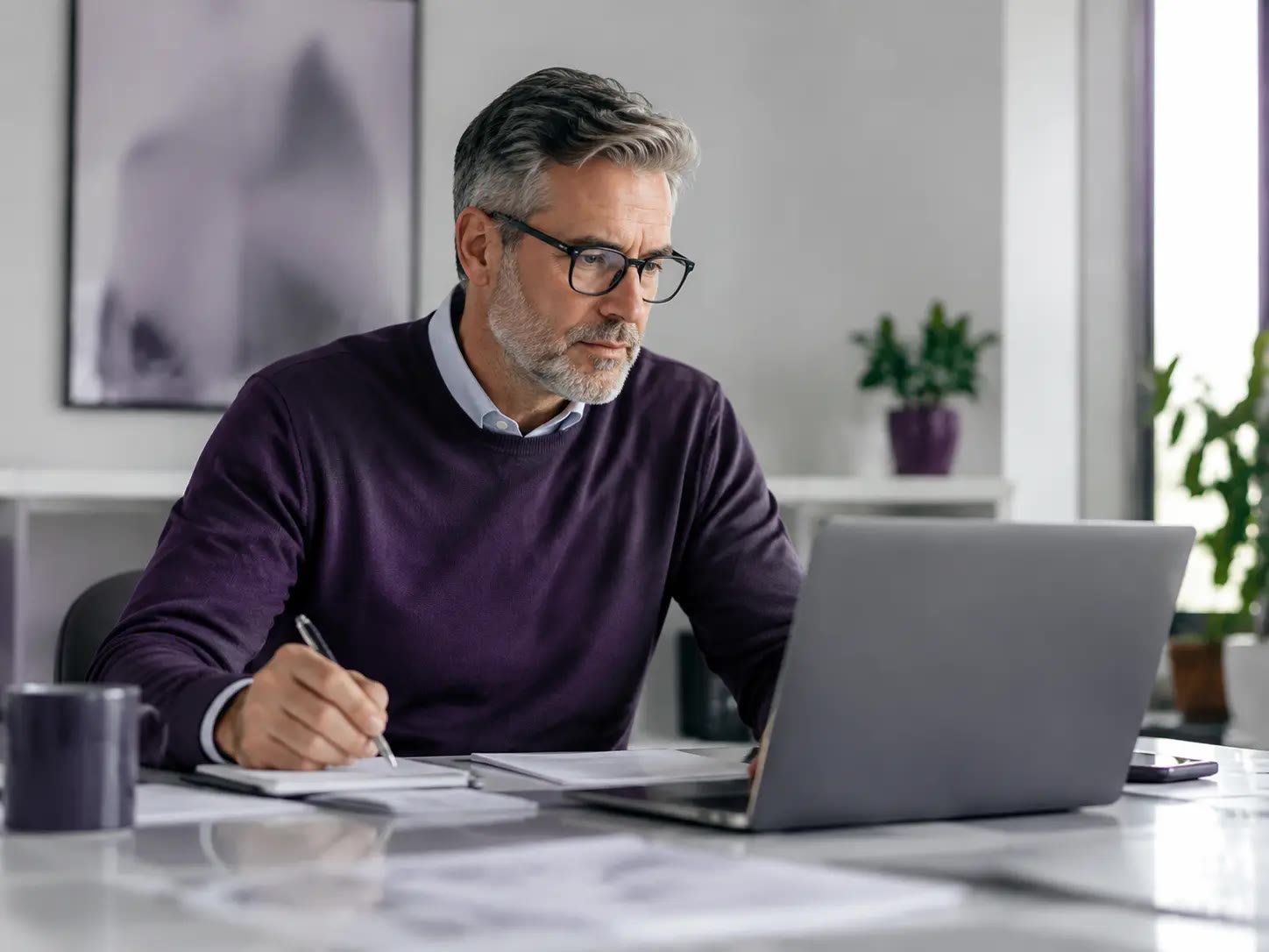 Professionnel préparant le suivi des avis et des retours clients d’un établissement